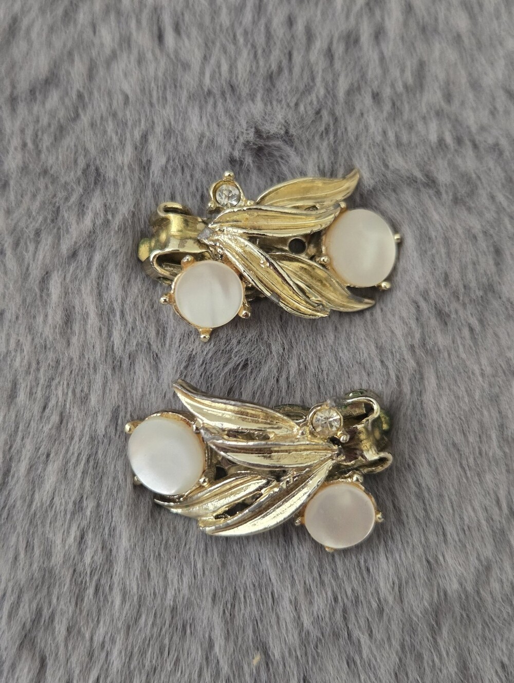 VTG 80s Silver Tone Metal Silver Moonglow Leaf Clip On Earrings